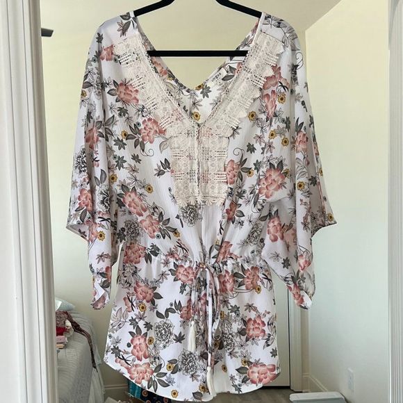 Umgee Floral Romper with Lace V-neckline Size Medium - Picture 1 of 8